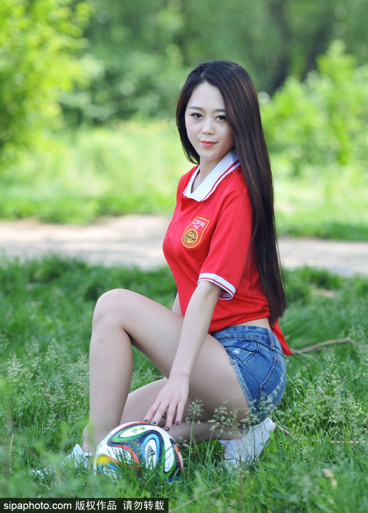 2017年11月13日，2017国际足球友谊赛前瞻：中国VS哥伦比亚，清纯国足宝贝拍摄写真 宛如邻家女孩助阵国足友谊赛。
