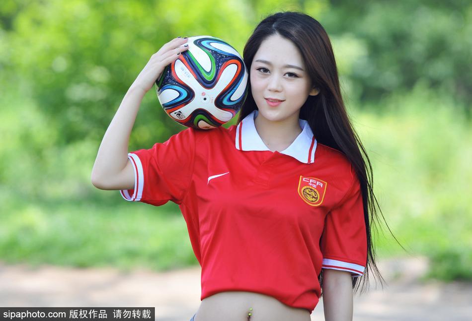2017年11月13日，2017国际足球友谊赛前瞻：中国VS哥伦比亚，清纯国足宝贝拍摄写真 宛如邻家女孩助阵国足友谊赛。