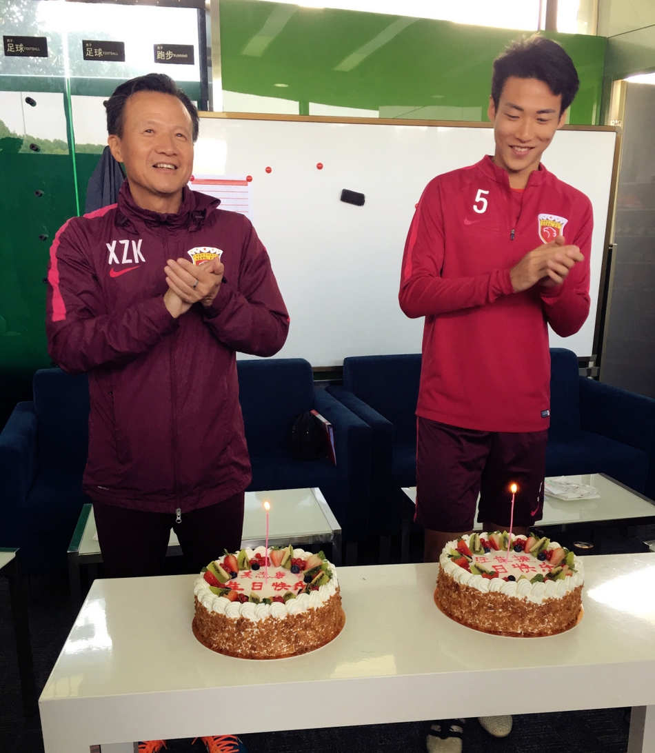 今天是上港集团足球俱乐部一线队球员汪佳捷与助理教练奚志康的生日。上港队的全体运动员、教练员及工作人员在上午训练之前为两位寿星送上了生日蛋糕与祝福。
