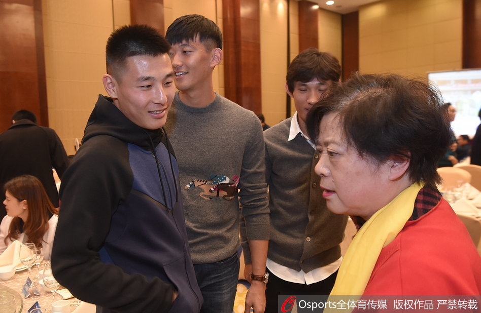 “新起航”崇明根宝足球俱乐部成立签字仪式，上海足球人汇聚一堂，几代弟子吹响集结号。