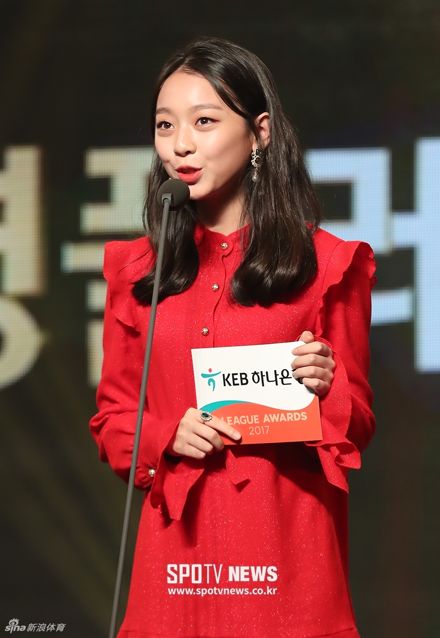 北京时间11月21日，韩国职业联赛颁奖典礼举行，美女如云。
