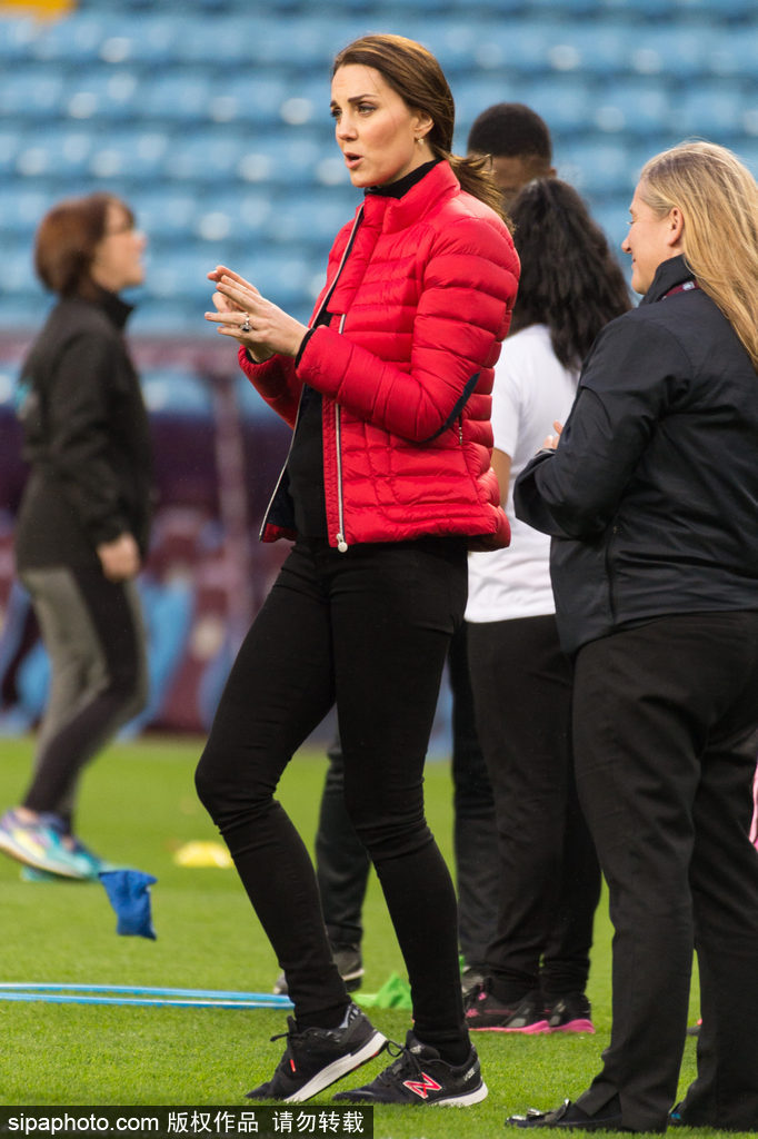 当地时间2017年11月22日，英国伦敦，凯特王妃穿运动装挺孕肚参观了阿斯顿维拉足球俱乐部，穿运动装挺孕肚灵活自如。