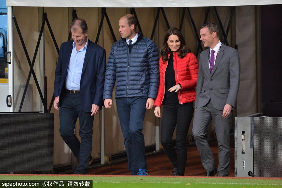 当地时间2017年11月22日，英国伦敦，凯特王妃穿运动装挺孕肚参观了阿斯顿维拉足球俱乐部，穿运动装挺孕肚灵活自如。