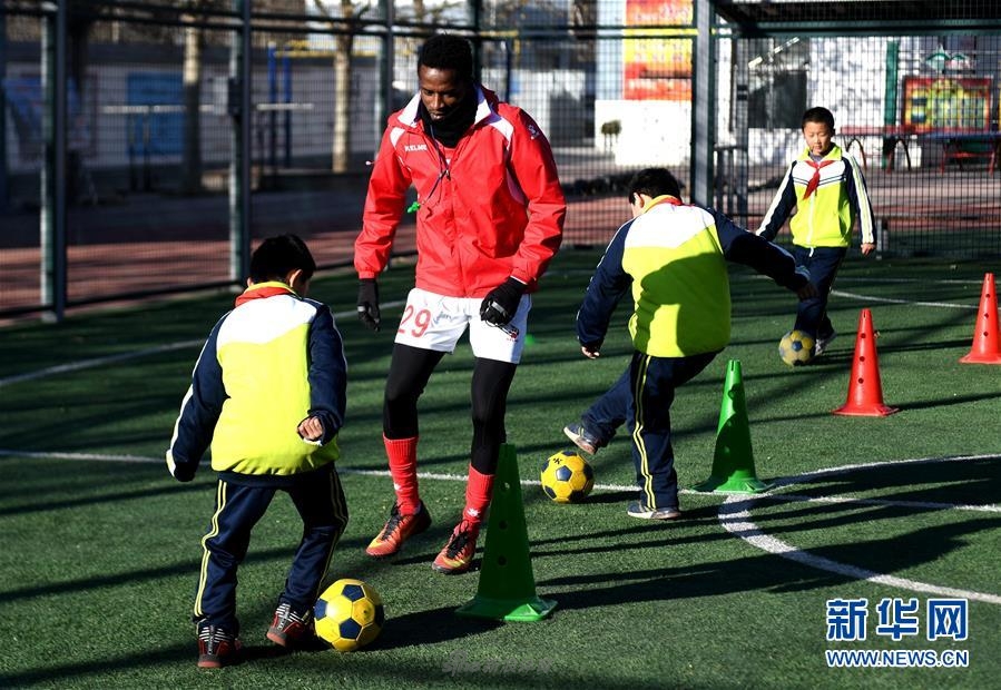 2017年10月，科特迪瓦青年米沙受聘于河北省三河市东北部偏远山区的灵山小学，担任学校足球兴趣班的教练，深受孩子们的欢迎。 新华社记者王晓摄
