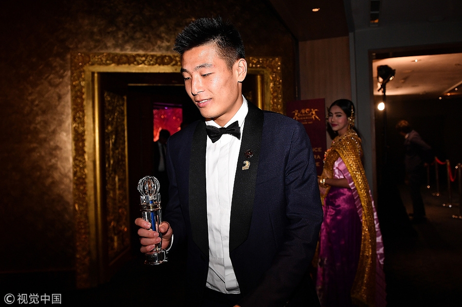 北京时间11月29日晚，亚足联颁奖典礼在泰国曼谷举行，上海上港球星武磊携妻子一同出席，武磊入围本年度亚洲足球先生最终三人候选。