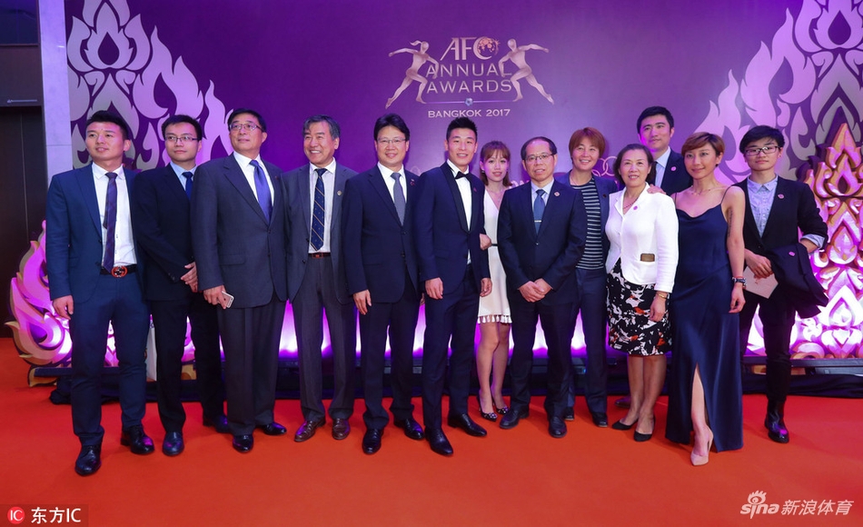 北京时间11月29日晚，亚足联颁奖典礼在泰国曼谷举行，上海上港球星武磊携妻子一同出席，武磊入围本年度亚洲足球先生最终三人候选。