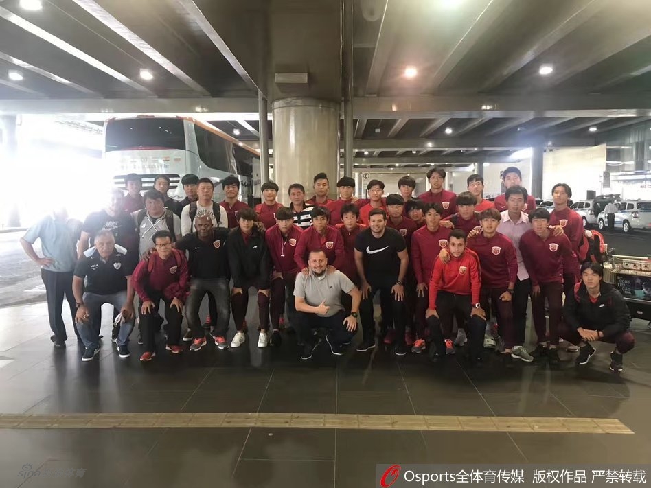 11月29日，上海上港U18足球队结束一年巴西的训练，在临走前上港U18队员和巴西当地的球员以及教练合照留念。