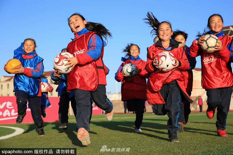 2017年12月1日，新疆生产建设兵团第十师一八三团中学女学生欢奔在绿茵场上，享受足球运动带来的乐趣。