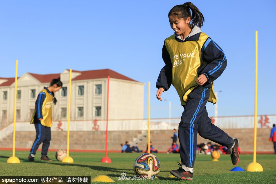 2017年12月1日，新疆生产建设兵团第十师一八三团中学绿茵场上，女学生进行协调性控球训练。