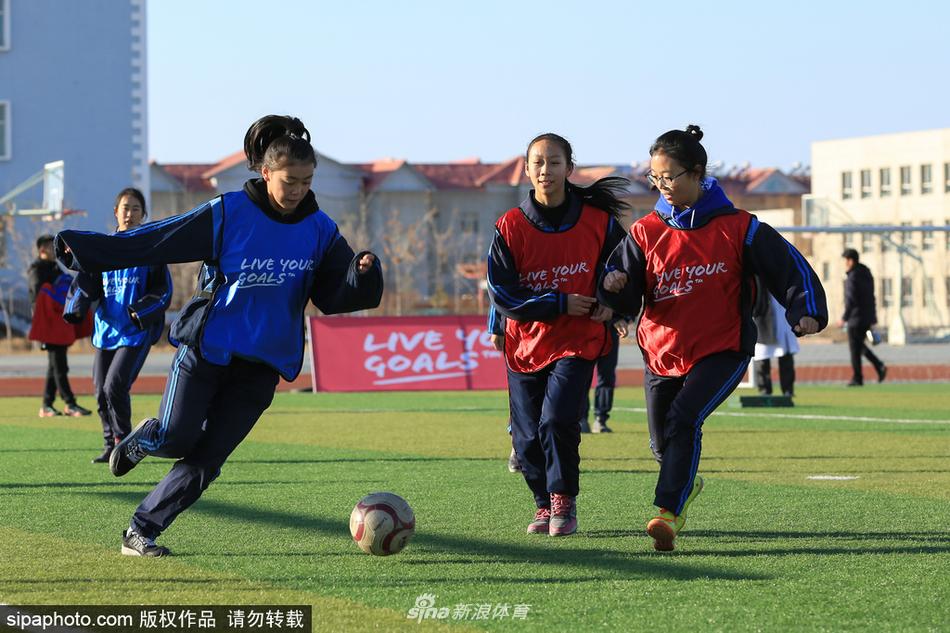 2017年12月1日，新疆生产建设兵团第十师一八三团中学女学生在绿茵场上进行足球比赛。