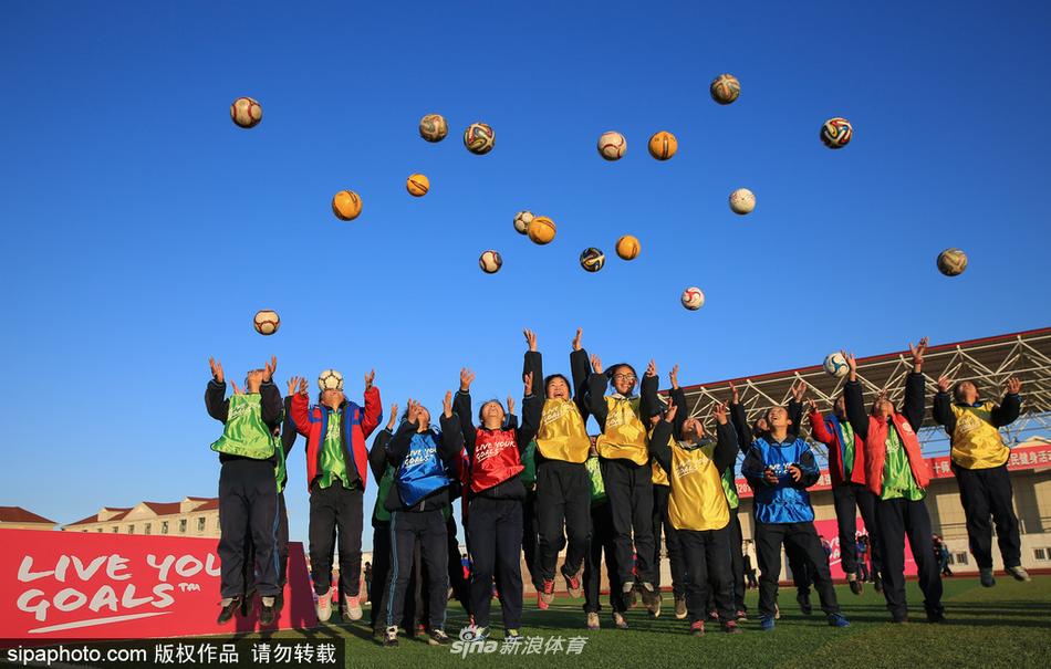2017年12月1日，新疆生产建设兵团第十师一八三团中学女学生将足球抛向空中，欢庆胜利。