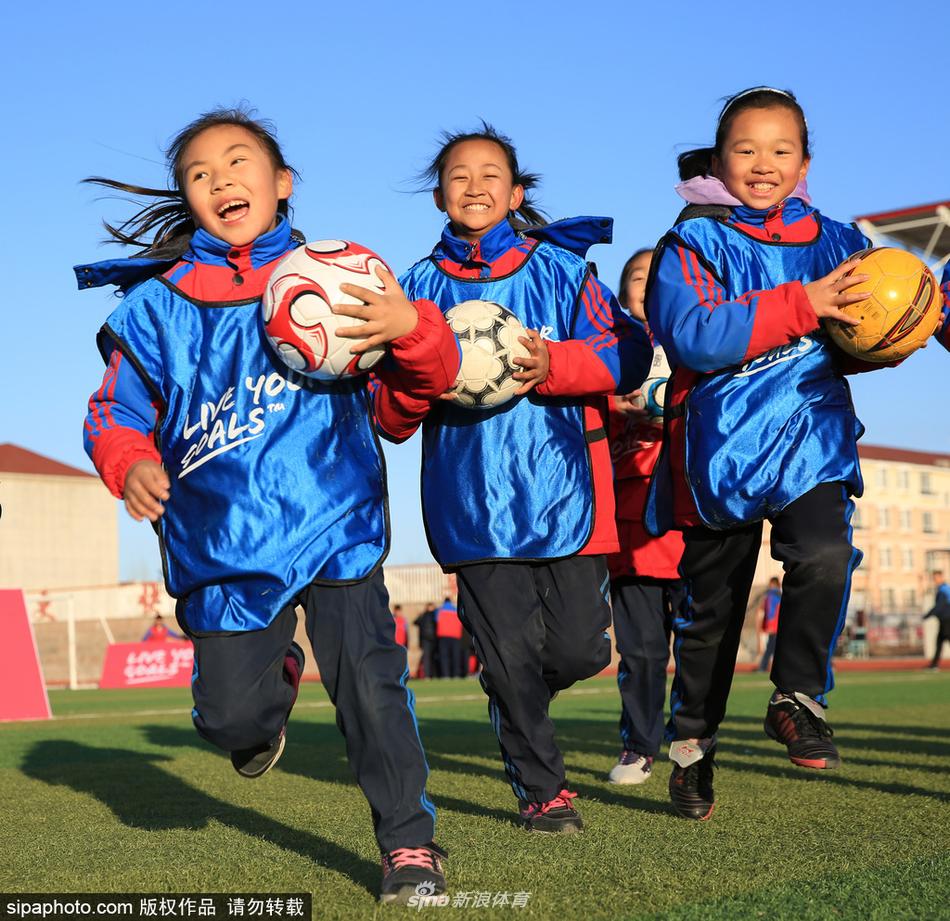 2017年12月1日，新疆生产建设兵团第十师一八三团中学女学生欢奔在绿茵场上，享受足球运动带来的乐趣。