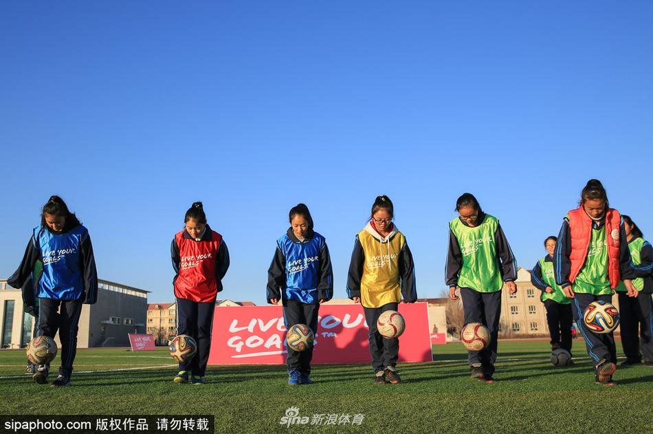 2017年12月1日，新疆生产建设兵团第十师一八三团中学女学生在进行足球训练。