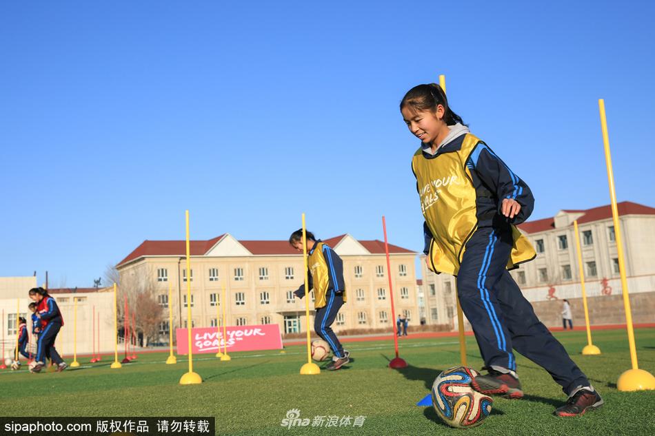 2017年12月1日，新疆生产建设兵团第十师一八三团中学绿茵场上，女学生进行协调性控球训练。