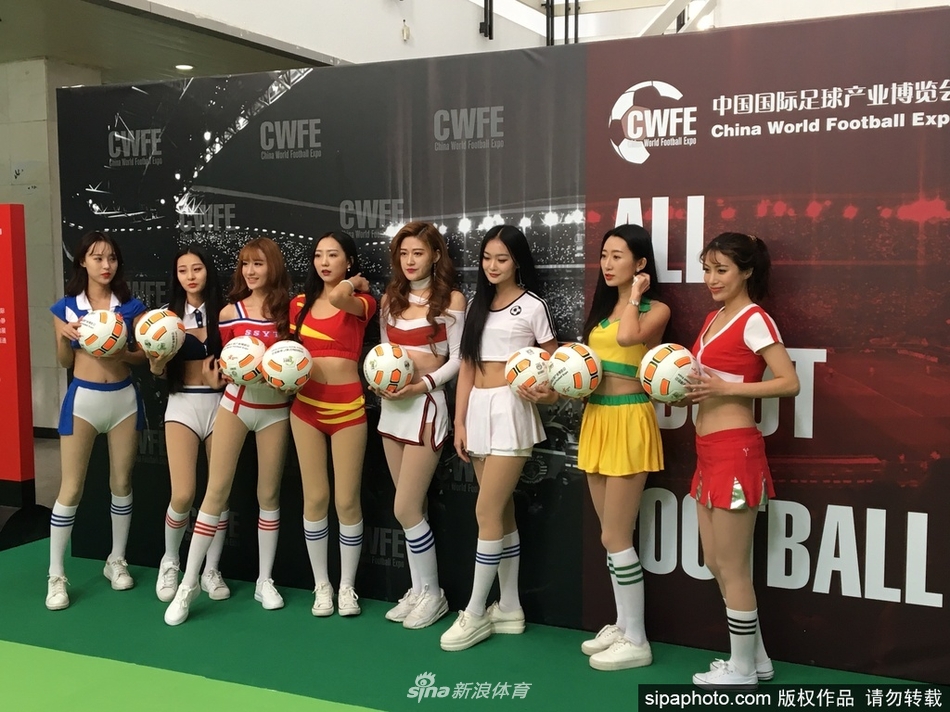 当地时间2017年12月9日，北京中国国际展览馆，2017中国足球产业博览会开展，美女足球宝贝性感抢镜。