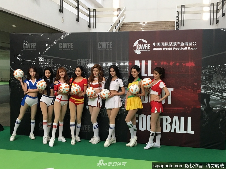 当地时间2017年12月9日，北京中国国际展览馆，2017中国足球产业博览会开展，美女足球宝贝性感抢镜。