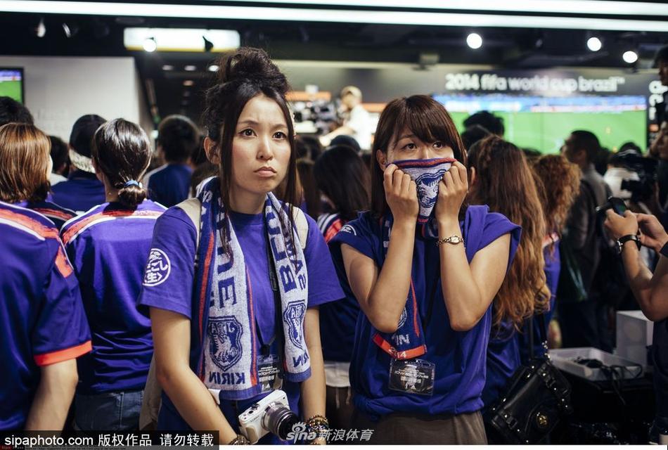 东亚杯中日再度对决，中日美女球迷PK你更喜欢哪一款？
