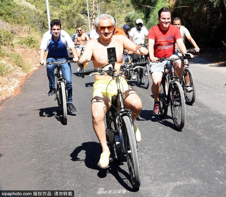 当地时间2017年8月14日，土耳其穆拉，沙特阿拉伯王子阿勒瓦利德·本·塔拉勒和他的亲戚朋友们在爱琴海度假胜地博德鲁姆骑自行车。