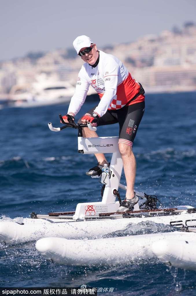 当地时间2017年6月4日，摩纳哥亲王阿尔贝二世（Prince Albert II）参加水上自行车挑战赛，以行动支持由夏琳王妃（Princess Charlene）创建的基金会。F1前世界冠军罗斯伯格也出席了本次活动。