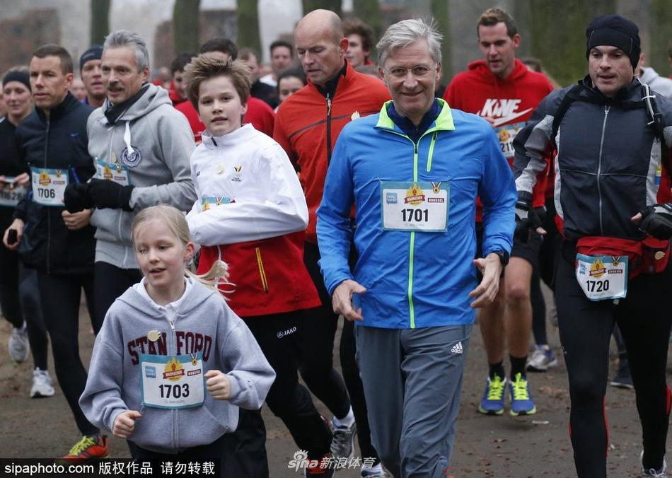 当地时间2016年12月18日，比利时布鲁塞尔，比利时国王菲利普运动装亮相“Warmathon”慈善跑活动，与民众同场竞技。