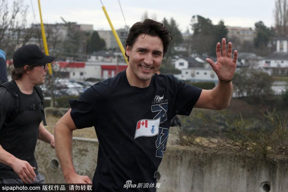 当地时间2017年3月2日，加拿大埃斯奎莫尔特，加拿大总理特鲁多访问埃斯吉摩海军基地。