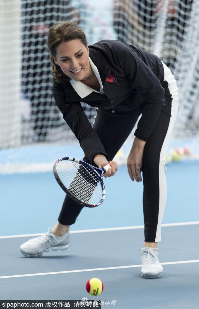 当地时间2017年10月31日，英国伦敦，作为草地网球协会（Lawn Tennis Association）的王室代表，凯特王妃抵达草地网球中心参加活动一展运动细胞。
