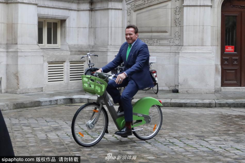 当地时间2017年12月11日，法国巴黎，施瓦辛格（Arnold Schwarzenegger）参加巴黎气候峰会，并会见了巴黎市长安娜·伊达尔戈（Anne Hidalgo）。骑单车出行践行环保理念。