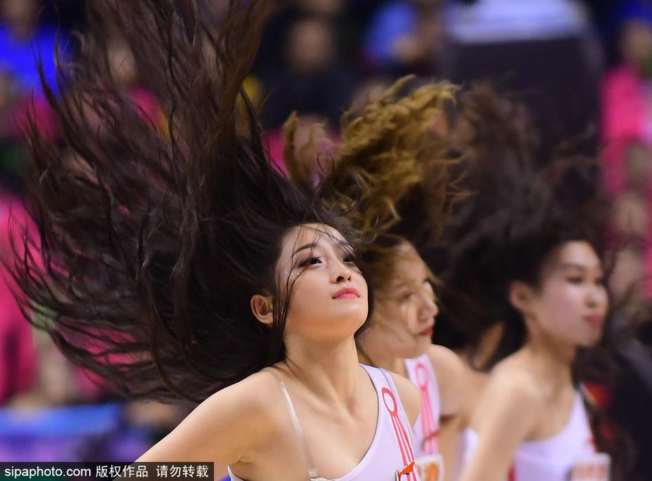2017年11月12日，辽宁本溪，2017/18CBA联赛第7轮：辽宁衡业97-95山东高速，美女啦啦队热舞吸睛。