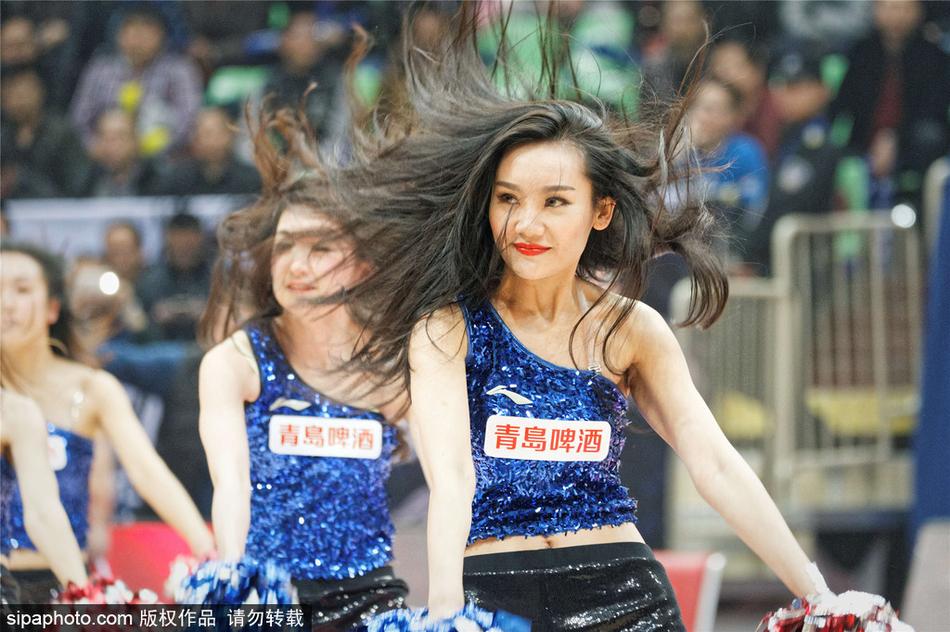 2017年1月4日，四川成都，2016/17赛季CBA联赛第25轮：四川品胜VS广州证券 啦啦队美女热舞吸睛。