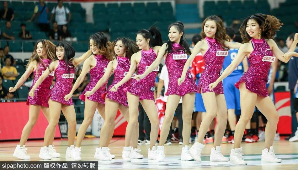 2017年11月12日，广东广州，2017/18CBA联赛第7轮：江苏113-113广州，美女啦啦队热舞吸睛。