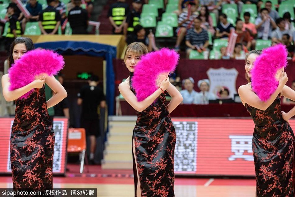 当地时间2017年8月4日，四川成都，2017年国际男篮邀请赛成都站：中国男篮红队VS立陶宛。啦啦队热舞大秀中国风。
