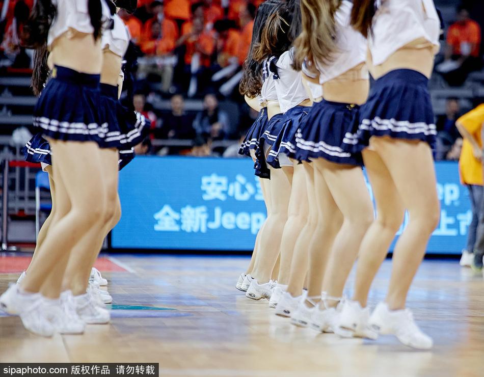 2017年12月7日，广东广州，2017/18CBA常规赛第13轮：广东VS山西，啦啦队热舞吸睛。