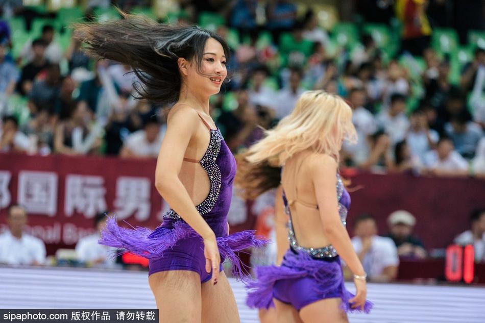 2017年8月3日，四川成都，2017年国际男篮邀请赛成都站：中国男篮红队VS新西兰。啦啦队美女热舞活力四射。