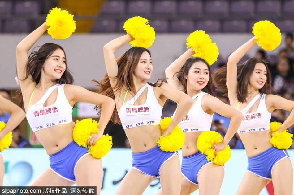 2017年11月29日，北京，2017/18CBA联赛第9轮：北京北控VS浙江稠州银行，啦啦队性感热舞。