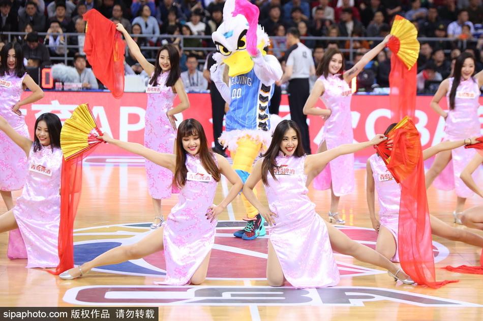 当地时间2017年2月10日，北京，2016/17赛季CBA第34轮：北京首钢VS吉林东北虎，美女啦啦队热舞。