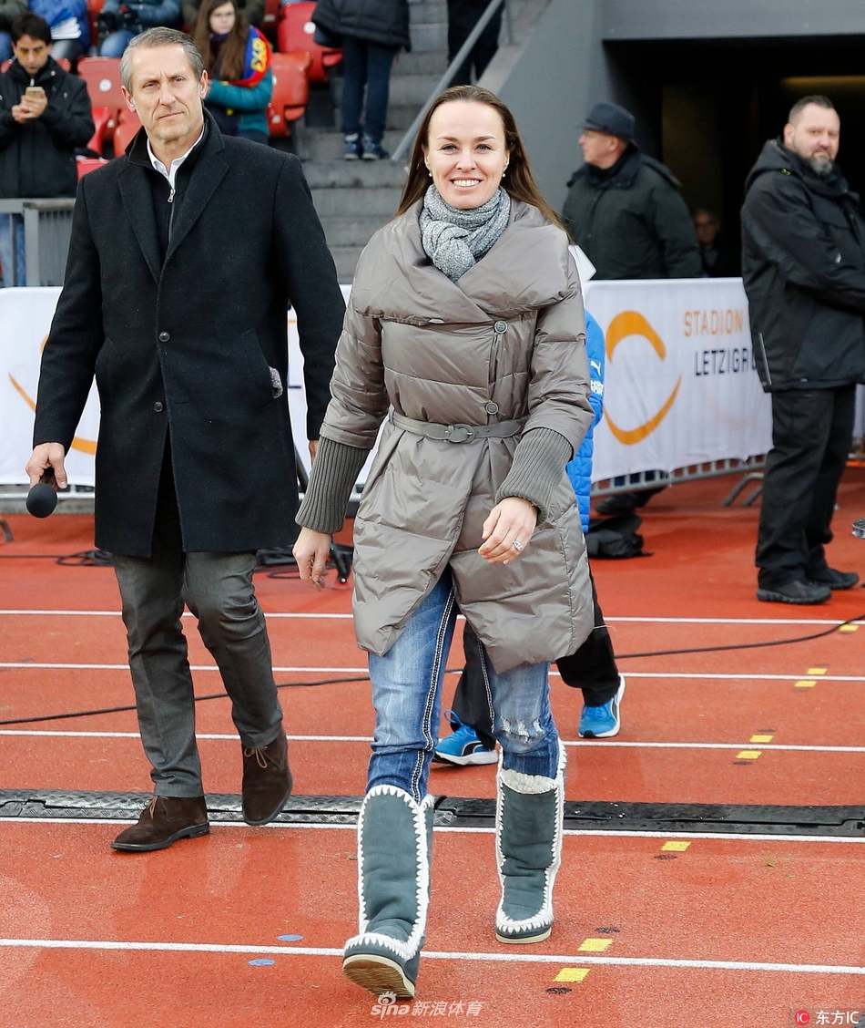 当地时间2017年12月17日，瑞士苏黎世，网球名将玛蒂娜-辛吉斯现身足球赛，收获圣诞老人礼物。