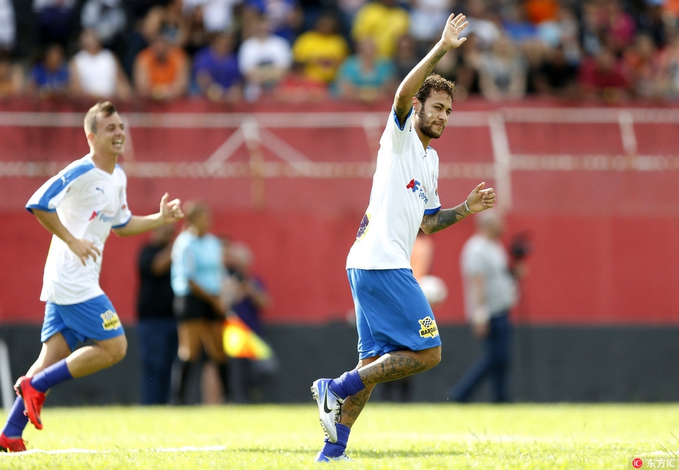 当地时间2017年12月23日，巴西容迪亚伊，内马尔出战慈善足球赛，艺高人胆大狂秀球技。