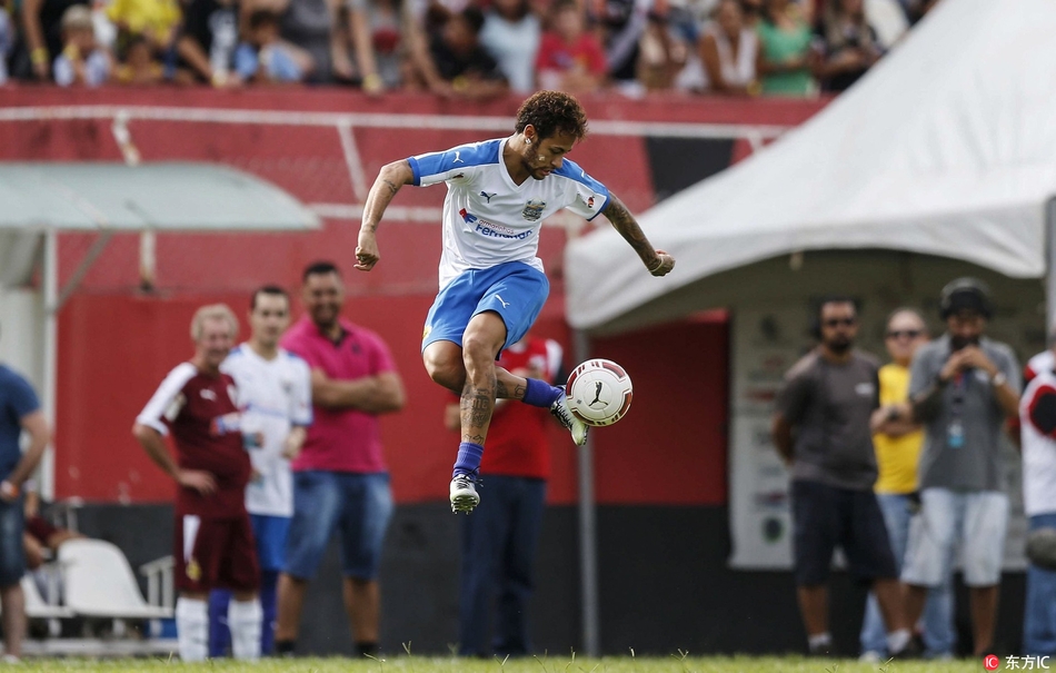 当地时间2017年12月23日，巴西容迪亚伊，内马尔出战慈善足球赛，艺高人胆大狂秀球技。