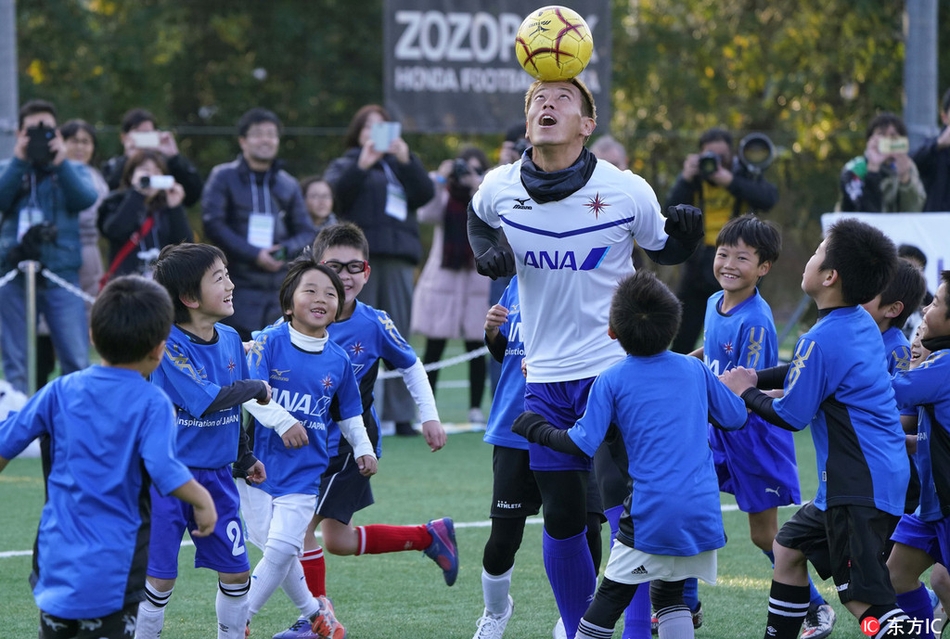 当地时间2017年12月24日，日本千叶，本田圭佑宣传个人慈善足球营，与小球员玩耍展爱心。