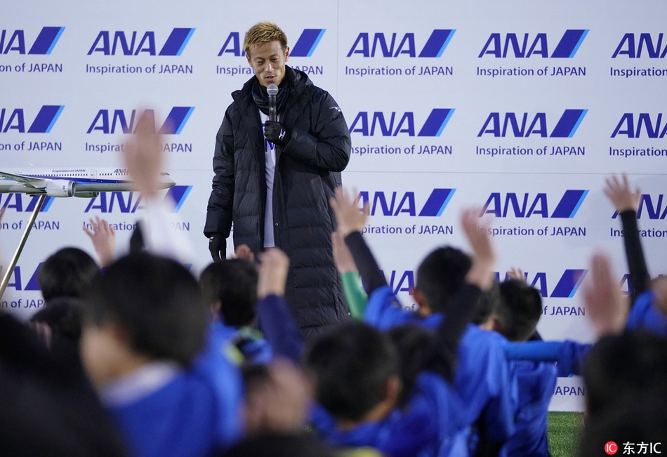当地时间2017年12月24日，日本千叶，本田圭佑宣传个人慈善足球营，与小球员玩耍展爱心。