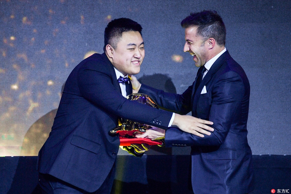 2017年12月24日，广东广州，2017中国金球奖颁奖典礼，里昂EDG获年度最佳足球电竞俱乐部。