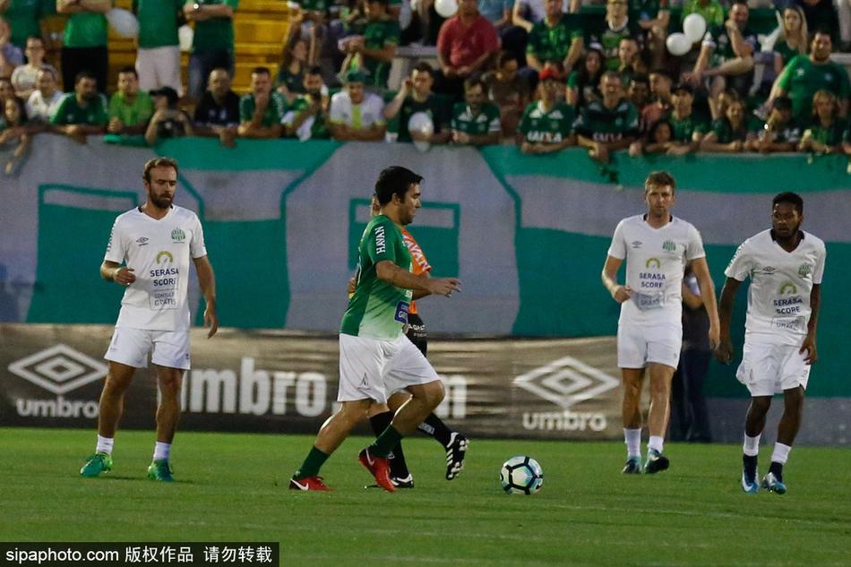 当地时间2017年12月22日，巴西沙佩科，2017巴西足球慈善赛：蒂特朋友队VS法比奥-卡里勒朋友队。