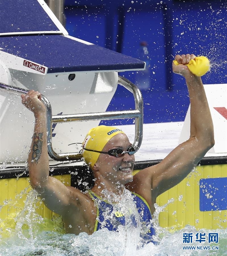 莎拉·舍斯特伦（瑞典） 24岁，女子游泳运动员。舍斯特伦荣膺2017年国际泳联最佳女子游泳运动员称号。在布达佩斯世界游泳锦标赛，她夺得50米自由泳、50米蝶泳和100米蝶泳三枚金牌。还打破50米自由泳和100米自由泳两项世界纪录，被评为世锦赛最佳女子游泳运动员。 新华社记者丁旭摄
