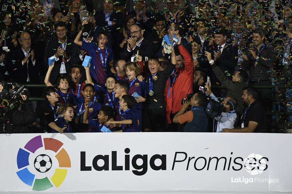 @巴塞罗那足球俱乐部 U12 又夺冠了！为小朋友们点赞！