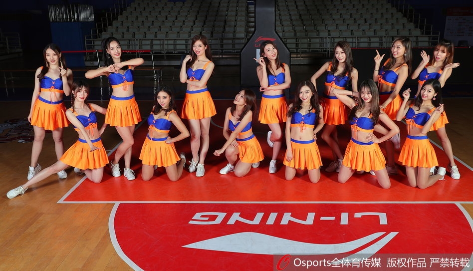12月31日，上海IDANCE啦啦队篮球宝贝活力助威 预热CBA全明星周末。