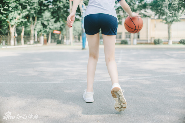 这样的篮球女孩可能是每个篮球少年理想中的女朋友吧！