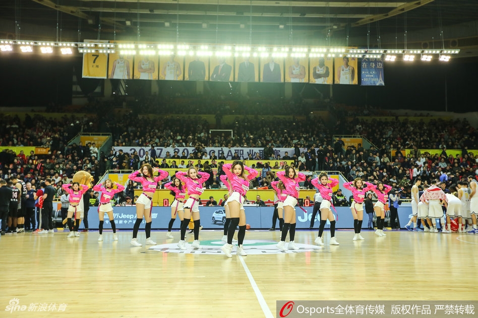 CBA联赛第23轮，广厦vs辽宁，篮球宝贝热舞助威。