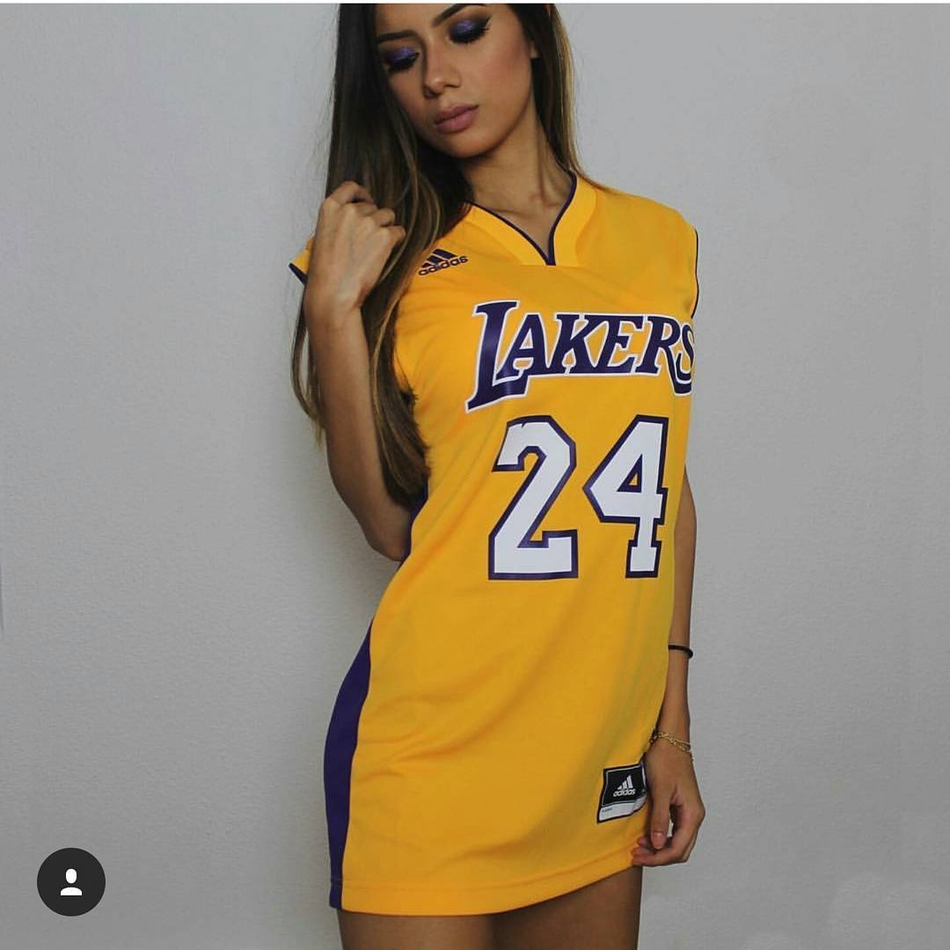 NBA是世界上影响力的篮球联赛，其中自然少不了一些优秀的女粉丝，而这些女粉丝们还有一个很棒的爱好，那就是晒出自己身着球衣的美照。