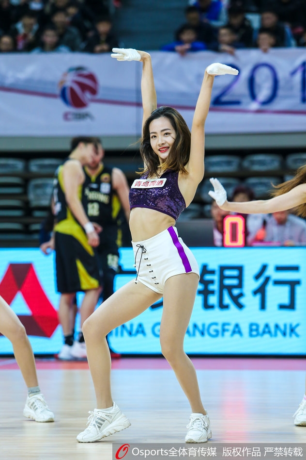 1月5日，2017-2018赛季CBA联赛第24轮：浙江稠州银行vs山东高速 ，篮球宝贝热舞助威。