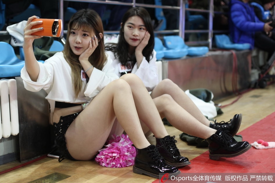 1月5日，2017-2018赛季CBA联赛第24轮：吉林东北虎vs南京同曦 ， 篮球宝贝俯身大秀事业线。